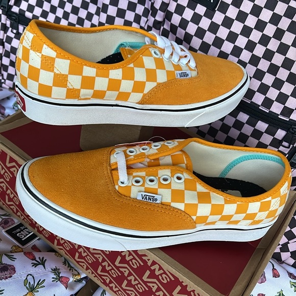 Vans WMNS Comfycush Authent (Checker) Zinnia/True Wht
VN0A3WM7VNC
Sneakers - Picture 11 of 16